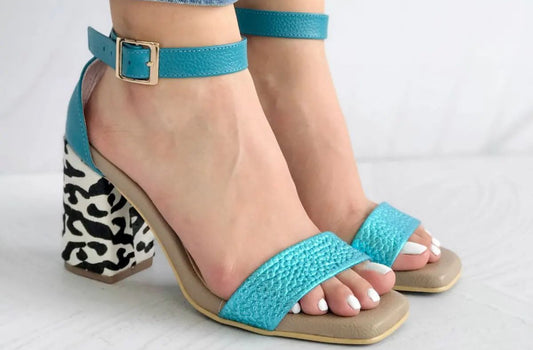 Sandalias animal print con detalles metalizados