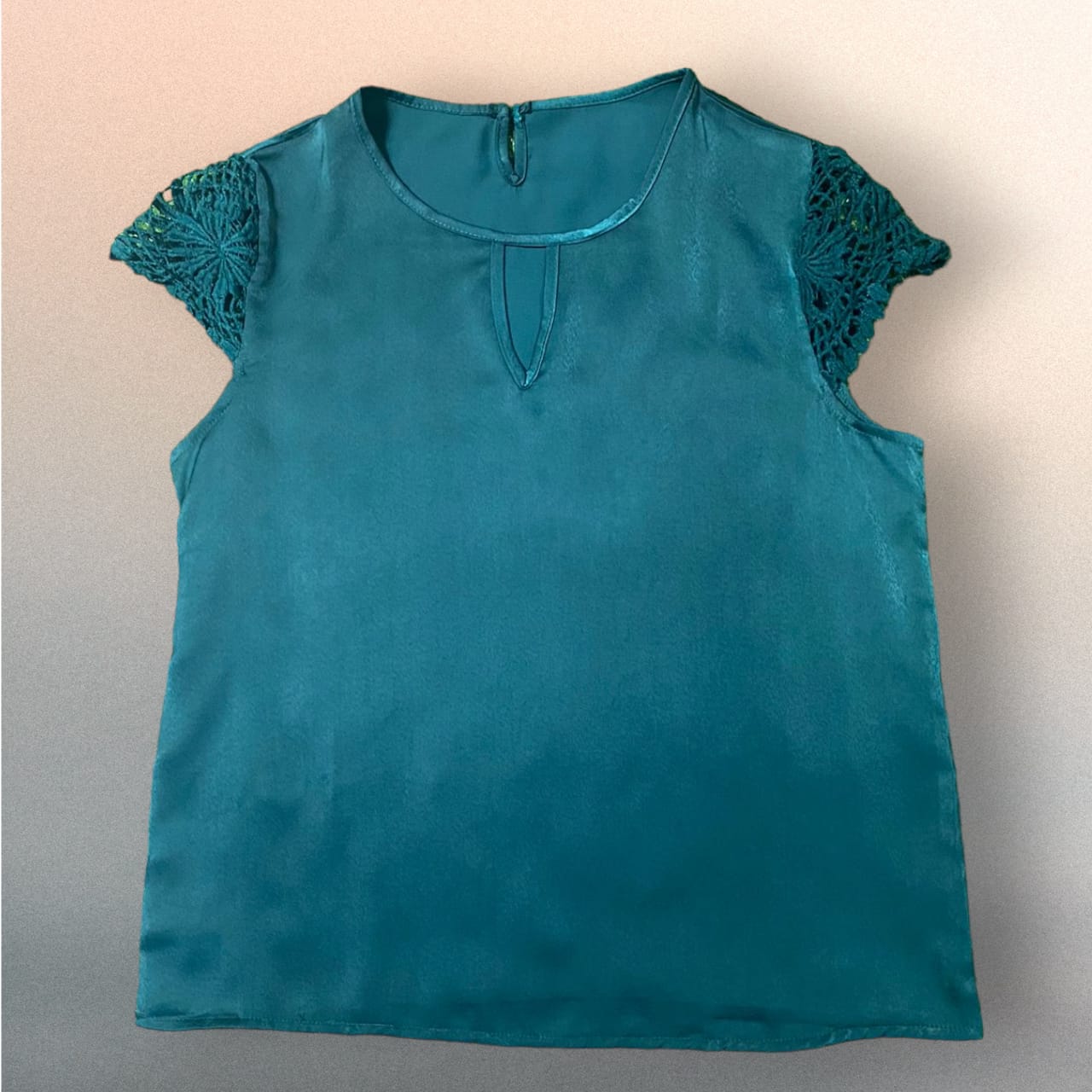 Blusa Color Solido Satinada con Detalles de Bordado