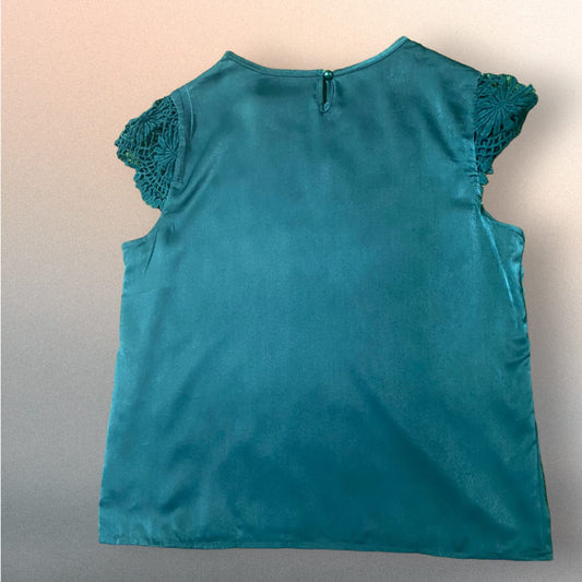 Blusa Color Solido Satinada con Detalles de Bordado